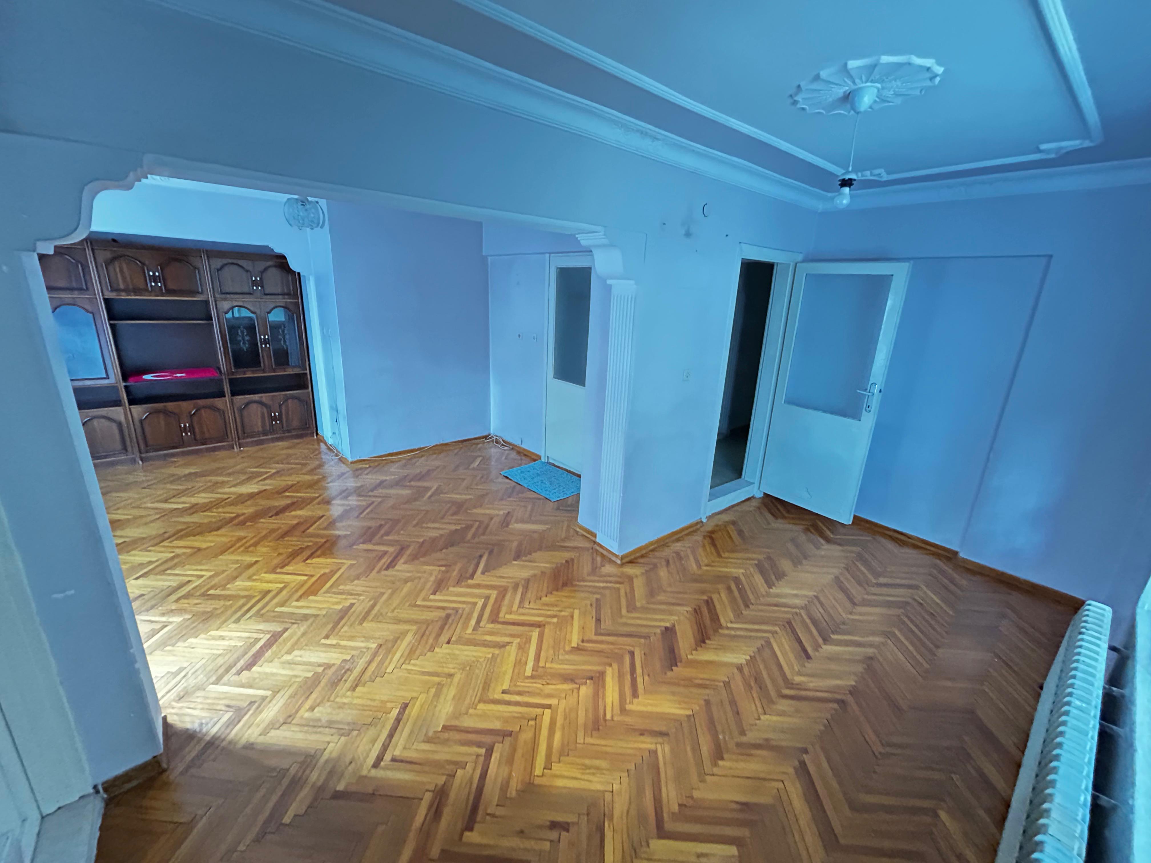 EMEK CADDESİNDE 3+1 SATILIK DAİRE